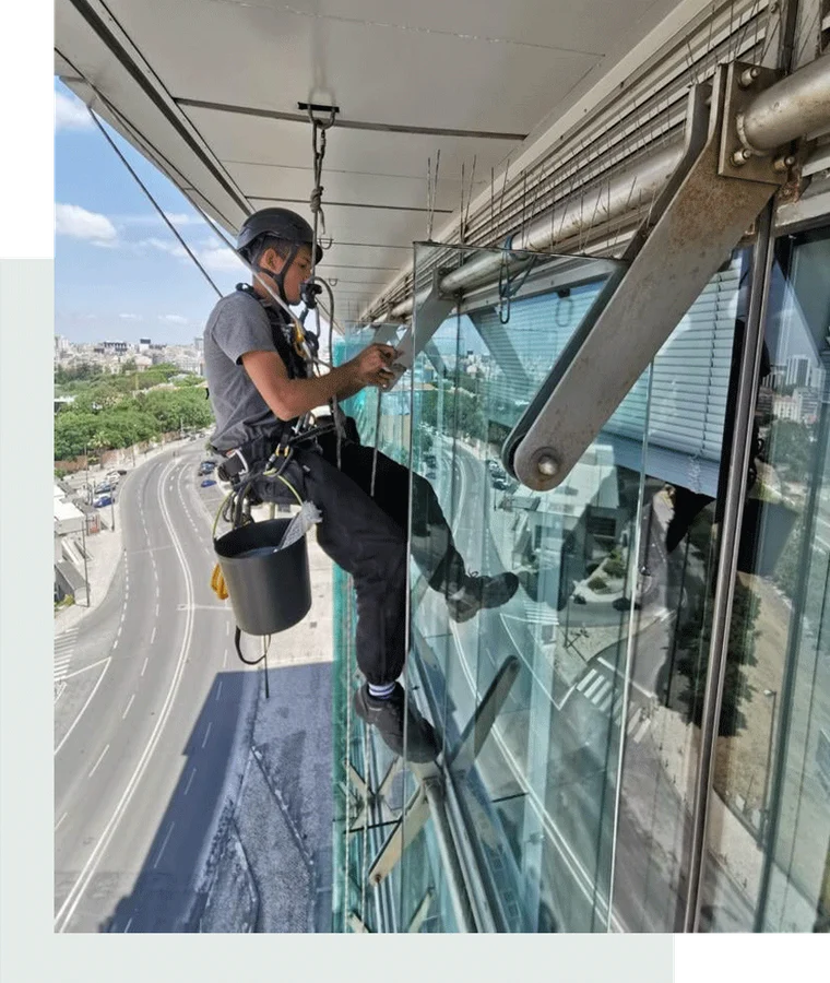 Técnico especializado em limpeza de fachada por acesso vertical