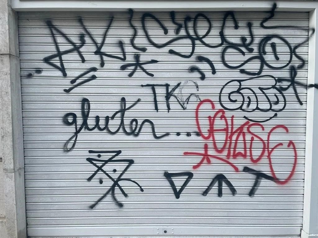 Porta metálica intervencionada após remoção de grafitos, antes da intervenção